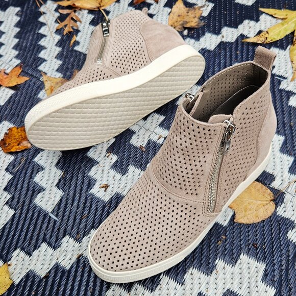 Steve Madden Wedgie-P Tan Suede Wedge Perforated Sneaker Booties Size 9M NWOT - Picture 5 of 6